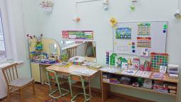 Кабинет учителя-логопеда предусмотрен для индивидуальных и подгрупповых коррекционно-развивающих занятий с детьми с ОВЗ. Пространство кабинета рационально разделено на зоны в соответствии с основными направлениями коррекционной работы. В кабинете имеются дидактические игры и пособия, которые позволяют в процессе обучения способствовать развитию слухового и зрительного восприятия, психических процессов, фонематического слуха, звукопроизношения, лексико-грамматических представлений и связной речи у детей с ОВЗ. Предметно-пространственная развивающая среда кабинета создана с учетом особенностей детей с тяжелыми нарушениями речи, что способствует укреплению их психофизического здоровья.