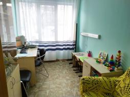 Кабинет педагога-психолога предусмотрен для индивидуальных коррекционно-развивающих занятий и занятий в малых группах для воспитанников с ОВЗ и инвалидностью, а также для обучающихся других целевых групп.
Кабинет оборудован рабочим местом специалиста, где хранится нормативно-правовая и рабочая документация;
зона диагностики оснащена методиками изучения уровня познавательных процессов, особенностей личности, потребностно-мотивационной, эмоциональной и волевой сферы, диагностики межличностных отношений у воспитанников;
зона консультирования родителей и педагогов направлена на создание доверительной и свободной обстановки, помогающей посетителю, пришедшему на прием к психологу, спокойно обсудить волнующие его проблемы.
для коррекционно-развивающей работы используются современные методы и технологии в работе с воспитанниками.